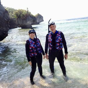 Intrepid explorers Amy and Pete, styl'n